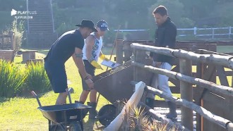 Guilherme Leão ensina tarefas para Viny Vieira e Tulio