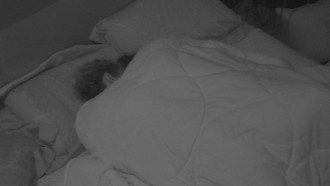 Hana e Alan esquentam o clima no Quarto do Líder!