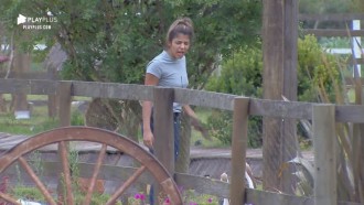 Hari Almeida grita com os gansos na hora de limpar o lago