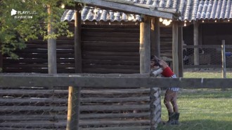 Hari conversa com porcos: 'Do nada eu tô namorando com o Lucas'