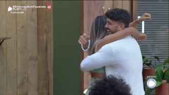 Hari volta para sede e é recebida por Lucas com abraço