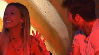 Ilha Record: Claudinho Matos tenta ficar com Antonela e Nadja reage