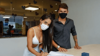 Mirella Santos, do Ilha Record, se casa com o surfista Gabriel Farias