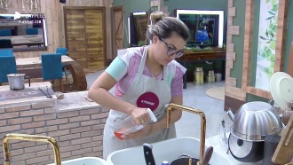 Irritada, Thayse Teixeira xinga quem diz que ela não lava louça