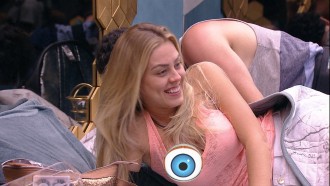 Isabella mostra demais na cama de casal do Quarto Ouro