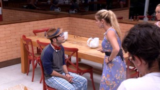 Jaqueline confronta Mahmoud: 'Senta aqui, seu falso!'