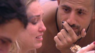 Jéssica chora ao cumprir promessa de comer rã