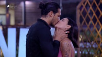 João Zoli e Gabi Prado beijam muito em festa hollywoodiana