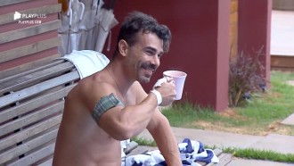 Jorge Sousa está entusiasmado em tirar e beber leite 'direto' da vaca