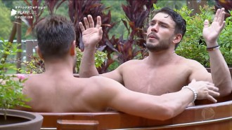 Lucas e Guilherme discutem feio no ofurô
