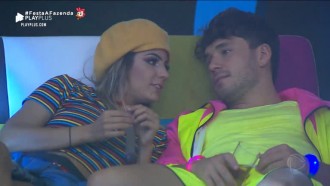 Lucas e Hari se beijam durante festa e tentam se acertar