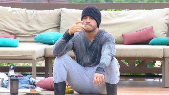 Lucas toma café da manhã do lado de fora em clima frio