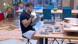 Lucas Viana acorda cedo e limpa talheres na cozinha da sede