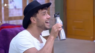 Lucas Viana canta na cozinha e Hari Almeida diz que ele é desafinado