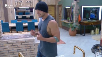 Lucas Viana é criticado por comer creme de leite e fica bravo