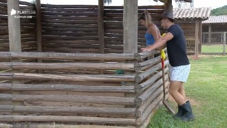 Lucas Viana e Hari Almeida limpam chiqueiro e reclamam do cocô