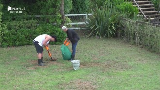 Lucas Viana e Viny Vieira fazem limpeza na área externa da sede