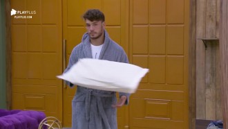 Lucas Viana pega manta e travesseiro e dorme fora da sede