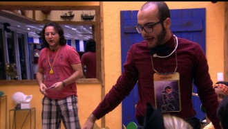 Mahmoud discorda da placa de Covarde e dá a Ana Paula