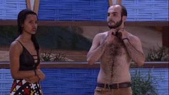 Mahmoud e Gleici pulam na piscina após eliminação de Nayara