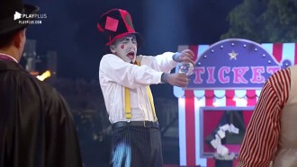 Malabaristas, cuspidores de fogo e jogadores de facas divertem peões