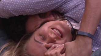 Maycon e Isabella trocam carinhos no Quarto Ouro