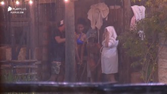 Meninas da baia são surpreendidas por chuva forte durante banho