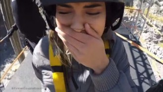 Munik chora de medo da altura da plataforma da Prova dos Casais