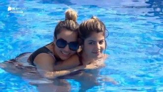 Na piscina, peões cantam sucessos da música brasileira