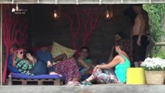 Nadja se desentende com Perlla e a chama de 