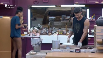 Netto e Sabrina soltam a voz na cozinha da sede