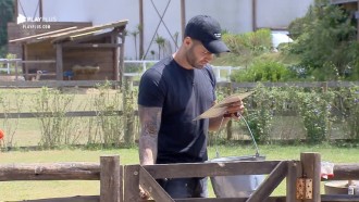 Netto se atrapalha com novas tarefas e é ajudado por Gui Leão