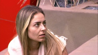 Paula reclama de perda de estalecas de Isabella e diz: 'Fica perdendo à toa'
