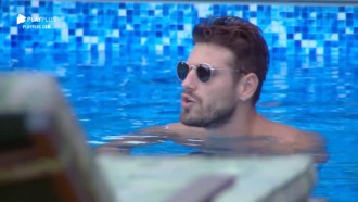 Peões aproveitam dia de sol e cantam sertanejo dentro da piscina