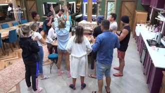 Peões cantam parabéns para a socialite Andréa Nóbrega