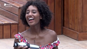 Peões cantam sucessos de O Rappa e Charlie Brown Jr. na piscina