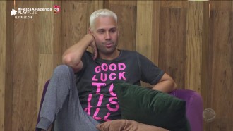 Peões conversam para decidir quem indicar para roça