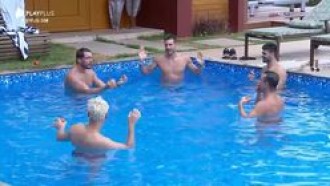 Peões discutem na piscina sobre brincadeiras de mau gosto