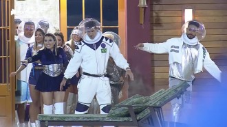 Peões embarcam em viagem espacial na festa desta sexta