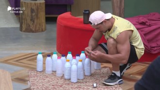 Peões improvisam jogo de boliche com garrafas plásticas de leite