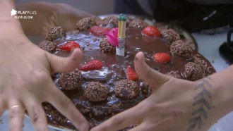 Peões preparam bolo e cantam parabéns para Diego Grossi