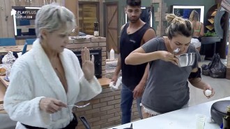 Peões reclamam de ovo podre achado na geladeira