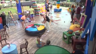 Peões relembram infância em atividade do Dia das Crianças