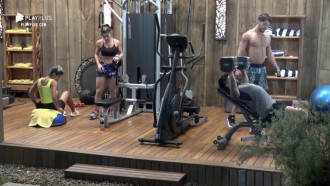 Peões se ajudam em exercícios na academia e pegam pesado no treino