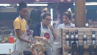 Peões sofrem com fumaça do fogão na hora de cozinhar