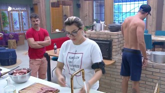 Peões tentam descobrir quem causou a nova punição na sede