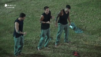 Peões tiram sarro dos passos de dança de Lucas