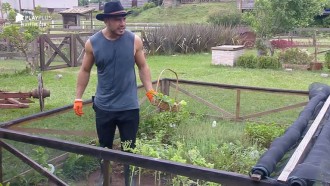 Phavanello e Hariany ensinam Lucas Viana a lidar com a horta