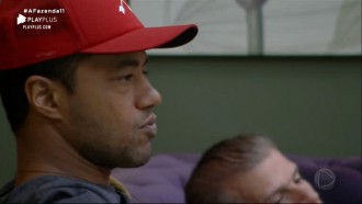 Phellipe conversa com peões sobre ocorrido com Hari