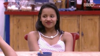 Resumo BBB: Gleici e Paula conversam sobre paixão e Ayrton chora sozinho